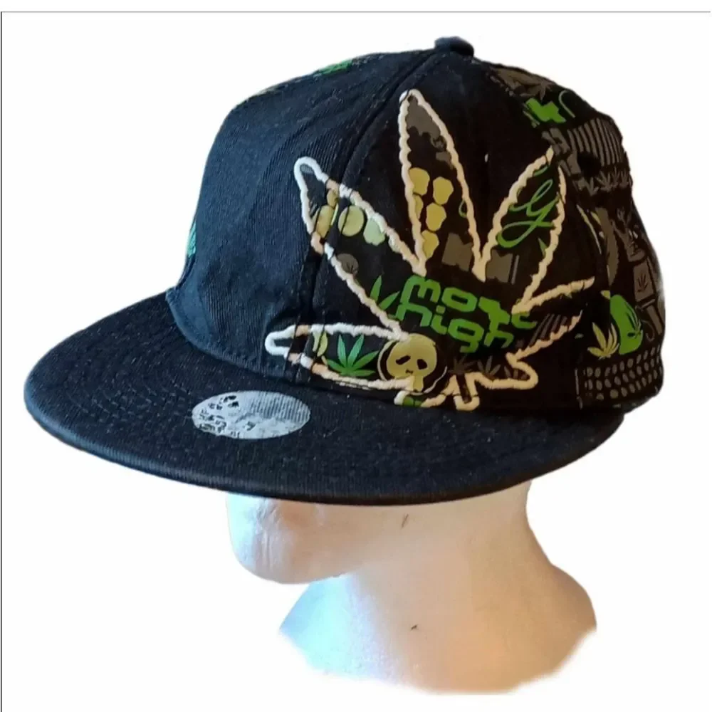 Glow‎ in the Dark Pot Leaf Cap SKUM012